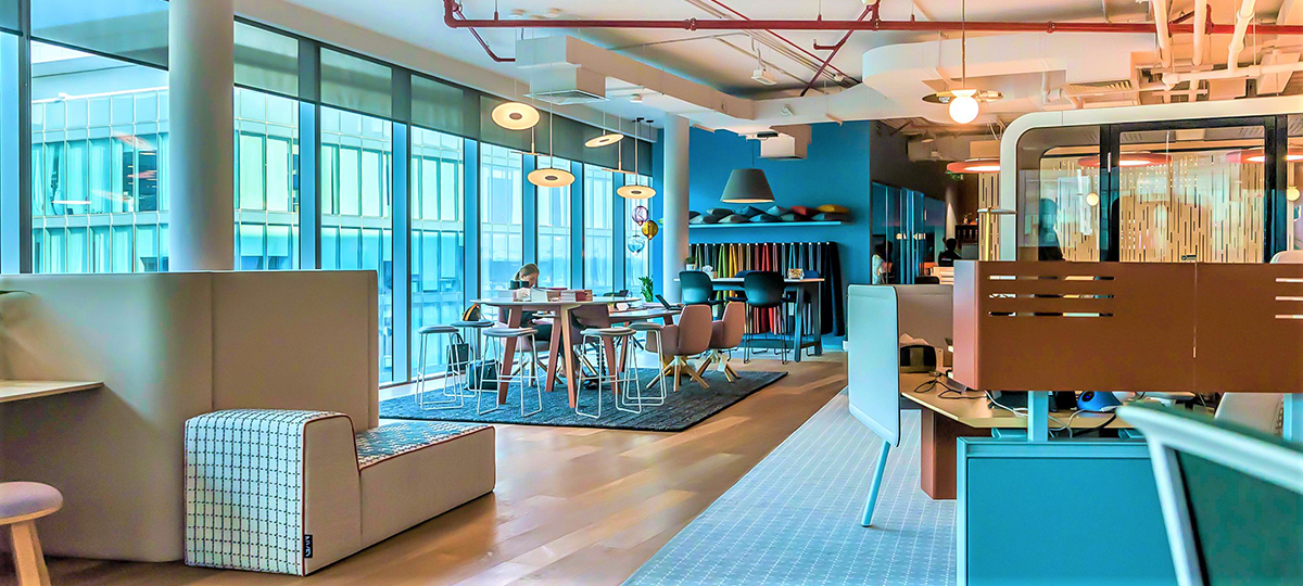 Le showroom Haworth de Dubaï se situe dans le Dubai Design District, un lieu de rencontre et de collaboration pour les designers, nos clients et nos partenaires. Nous avons créé une ambiance chaleureuse et accueillante, visant à explorer de nouvelles tendances en matière d’environnements de bureau, en aménageant un espace de travail organique et dynamique, notamment grâce à l’association harmonieuse de solutions d’éclairage et d’acoustique. Explorez cet espace et découvrez les produits conçus par Haworth ou par nos partenaires, BuzziSpace, Cappellini, Brunner, Gan, Pablo et Framery.