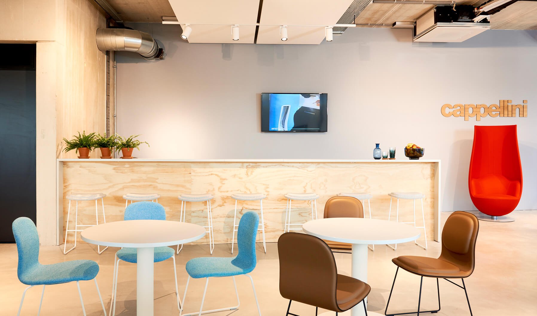 Im stylischen Cappellini-Café herrscht eine lockere Atmosphäre, in der man entspannt Mittagessen oder eine Arbeitspause einlegen und sich mit Kollegen treffen kann. Framery bietet eine Booth, in der konzentriertes Arbeiten und private Gespräche möglich sind.