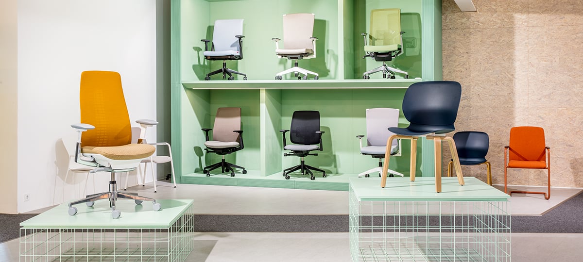 Zu sehen sind die verschiedenen Stuhl- und Sitzmöbellösungen von Haworth im Bad Münder Showroom.
