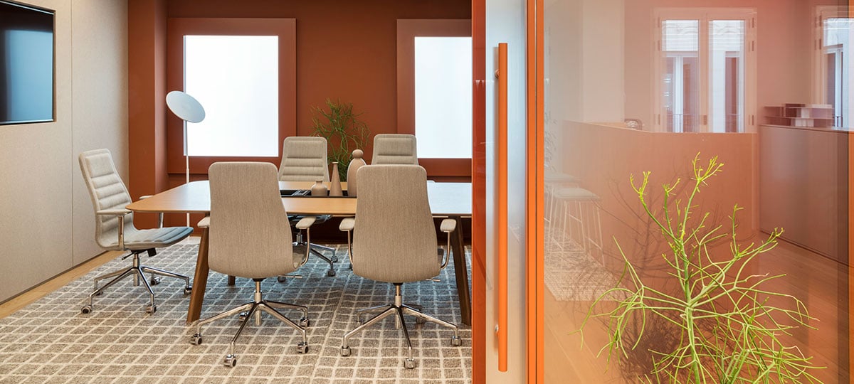 Lotus Stühle, Immerse Tische und Workware Screen Sharing verbinden Komfort und Technologie, um den idealen Besprechungsraum zu schaffen.