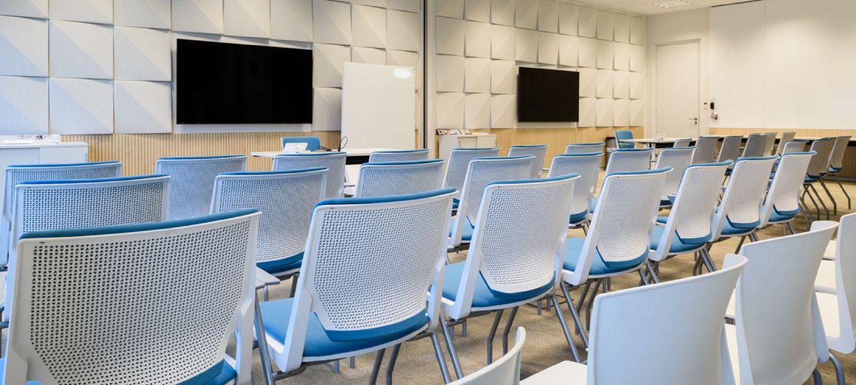 Für lange Schulungen oder Präsentationen in Konferenzräumen wird Very verwendet, ein Stuhl, der sich für verschiedene Einsatzmöglichkeiten konfigurieren lässt.