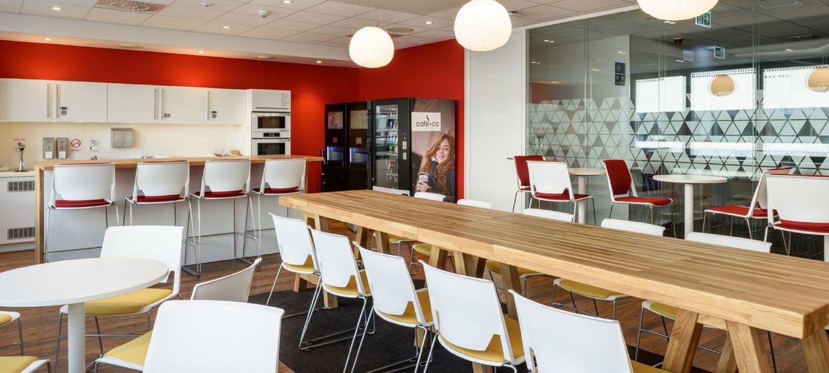 Un petit espace cafétéria permet aux employés de se détendre et d’échanger autour d’un café ou d’un déjeuner.