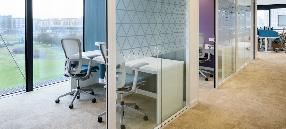 Sowohl die offenen als auch die geschlossenen Büroflächen sind mit Zody Stühlen und Sitzmöbeln ausgestattet. Sie lassen sich individuell ergonomisch einstellen, sodass alle Mitarbeiter bequem arbeiten können.
