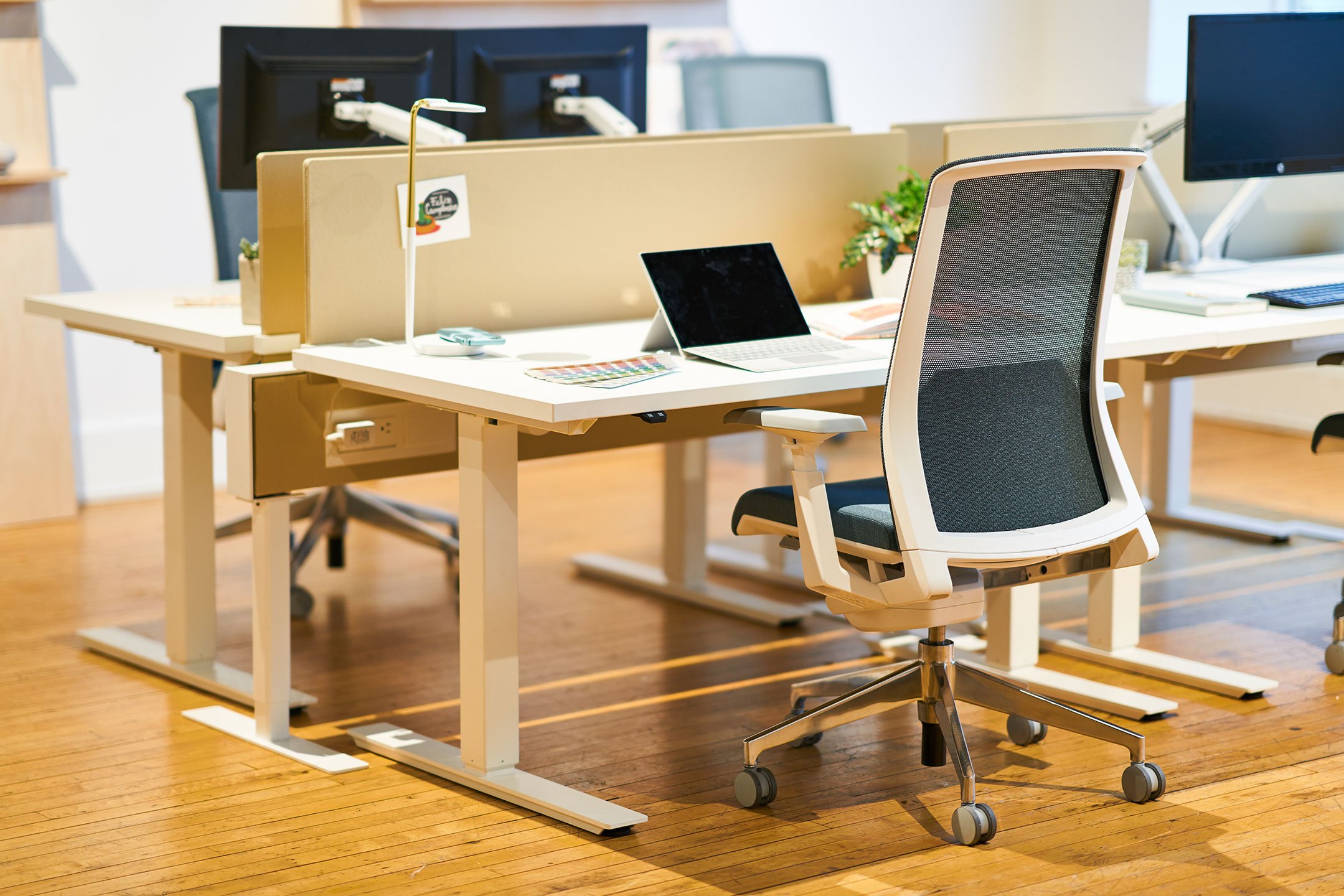 Haworth Belong Plus Screen in yellow color dividing height adjustable desks