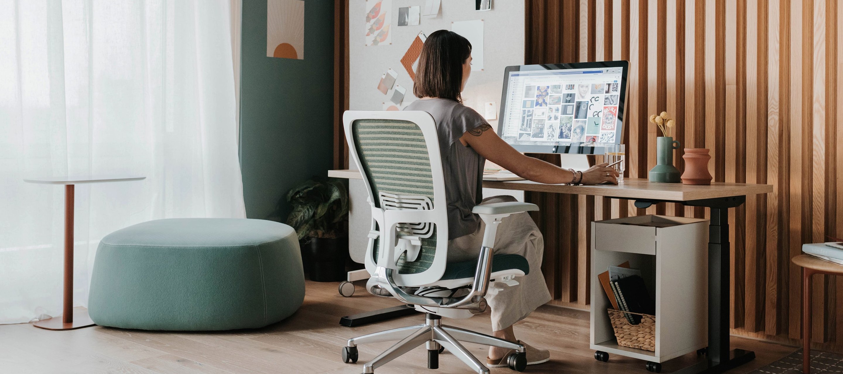 Haworth Very chair, Openest chick pouf in a home office/