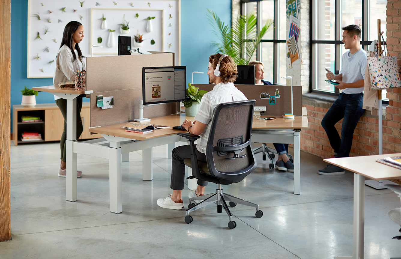 Individual workspace featuring soji and planes height adjustable benching.