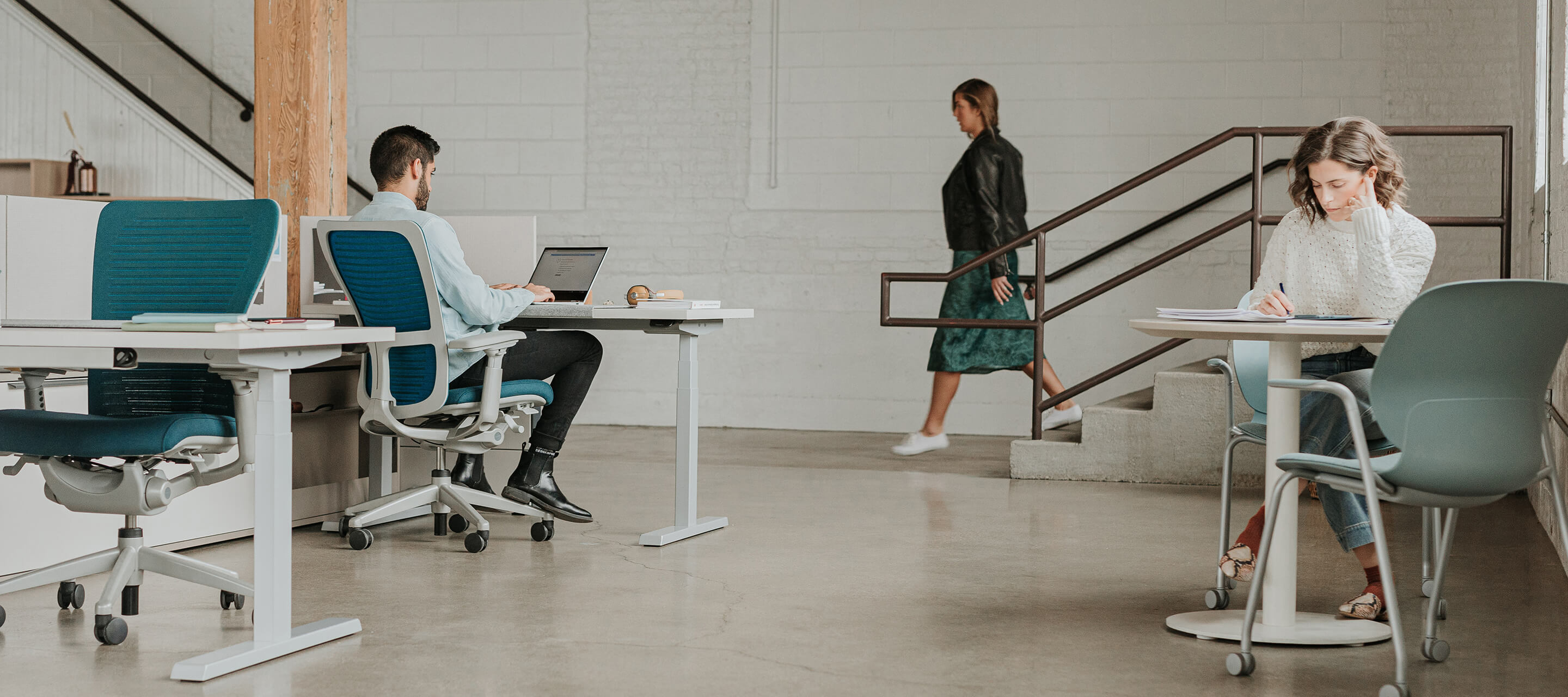 open floor plan with individual workspaces with planes collaborative and height adjustable desks and Zody and Maari chairs.