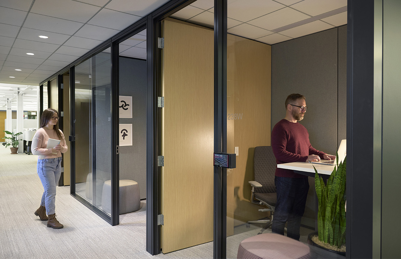 Haworth phone booths , Openest chick pouf in a office space