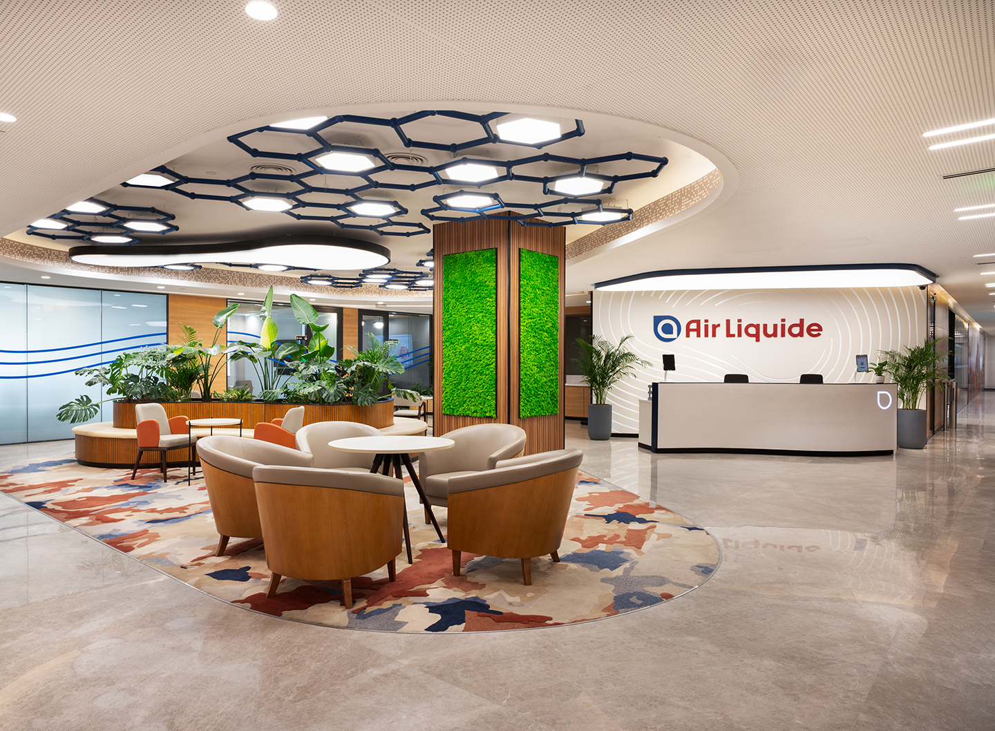 The arrival space reflects Air Liquide's brand and welcomes employees and visitors.
