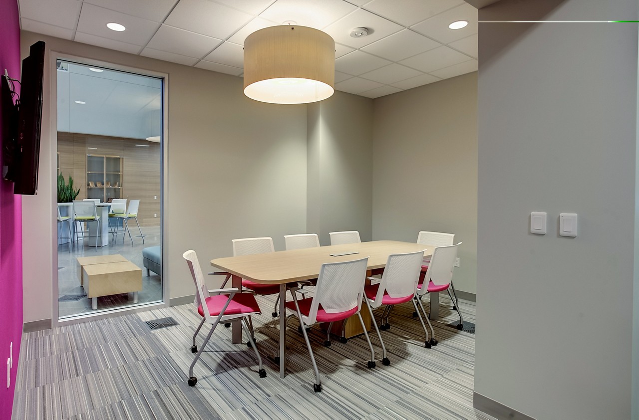 Haworth Very Side & Seminar chairs in white and pink in a meeting room