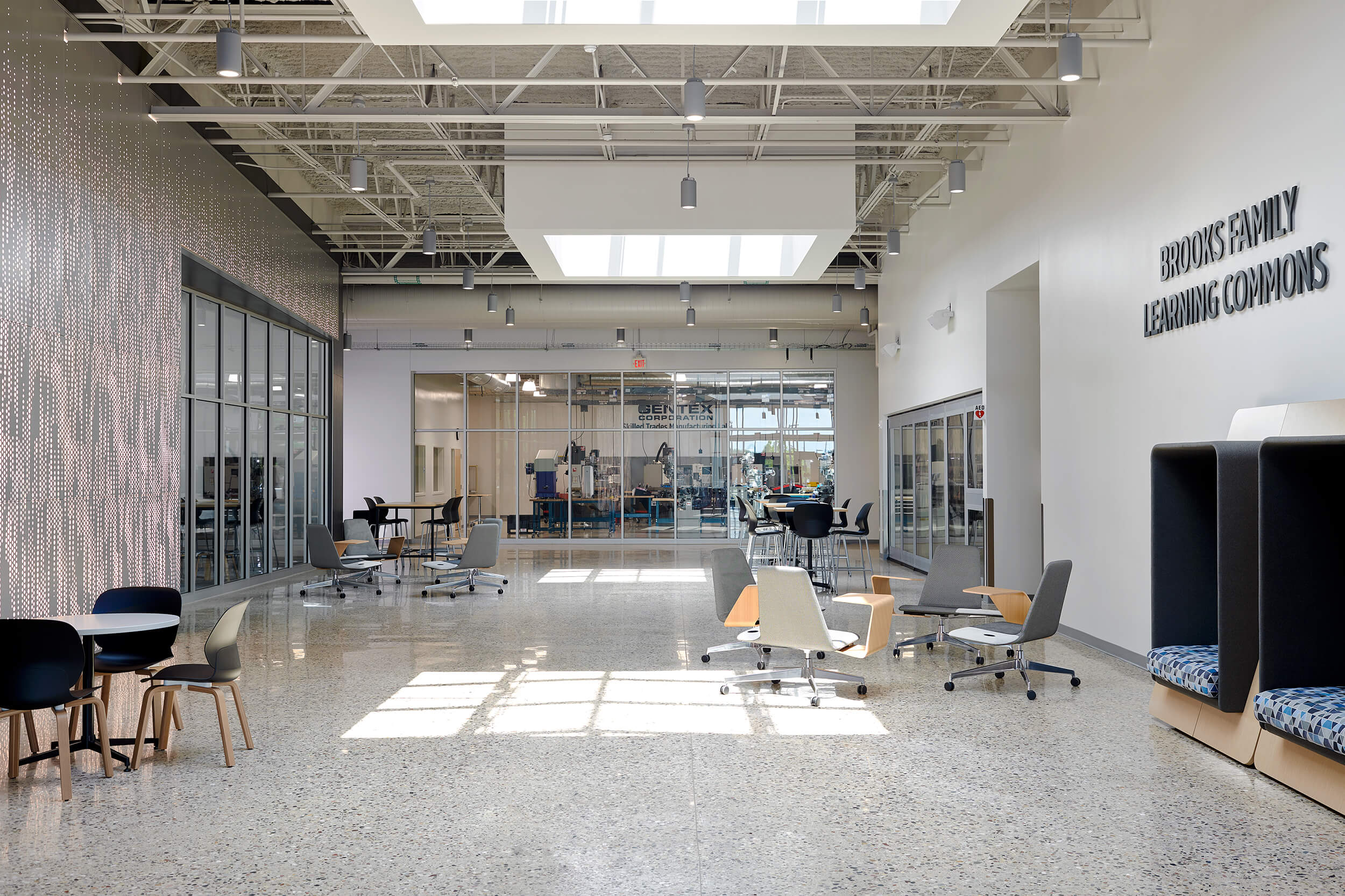 Haworth Maari chairs, Harobor work lounge in a collaborative space