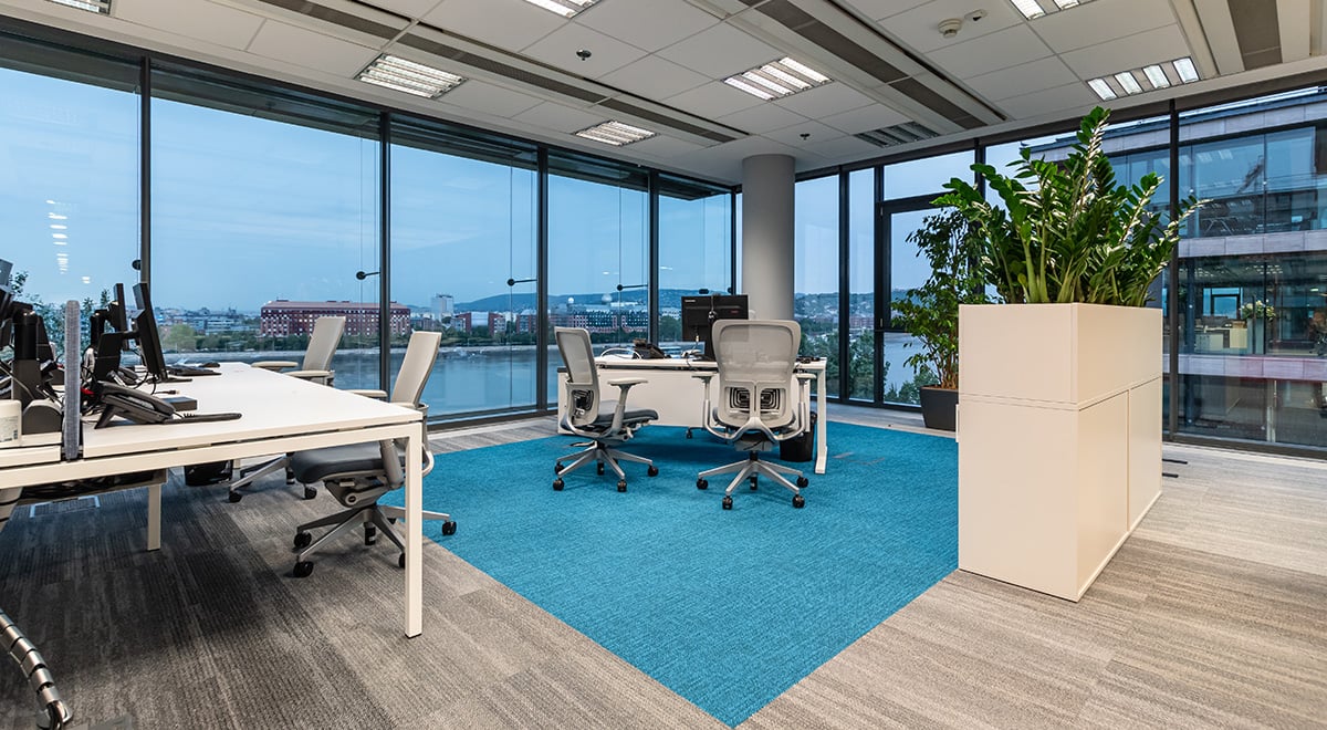 Before the refurbishment, there were rows of desks and formal meeting rooms with little or no design in the carpeting and walls. Now, space has been turned into a lively and unified work environment offering a range of collaboration areas such as breakout spaces, lounge areas, offices and meeting rooms.