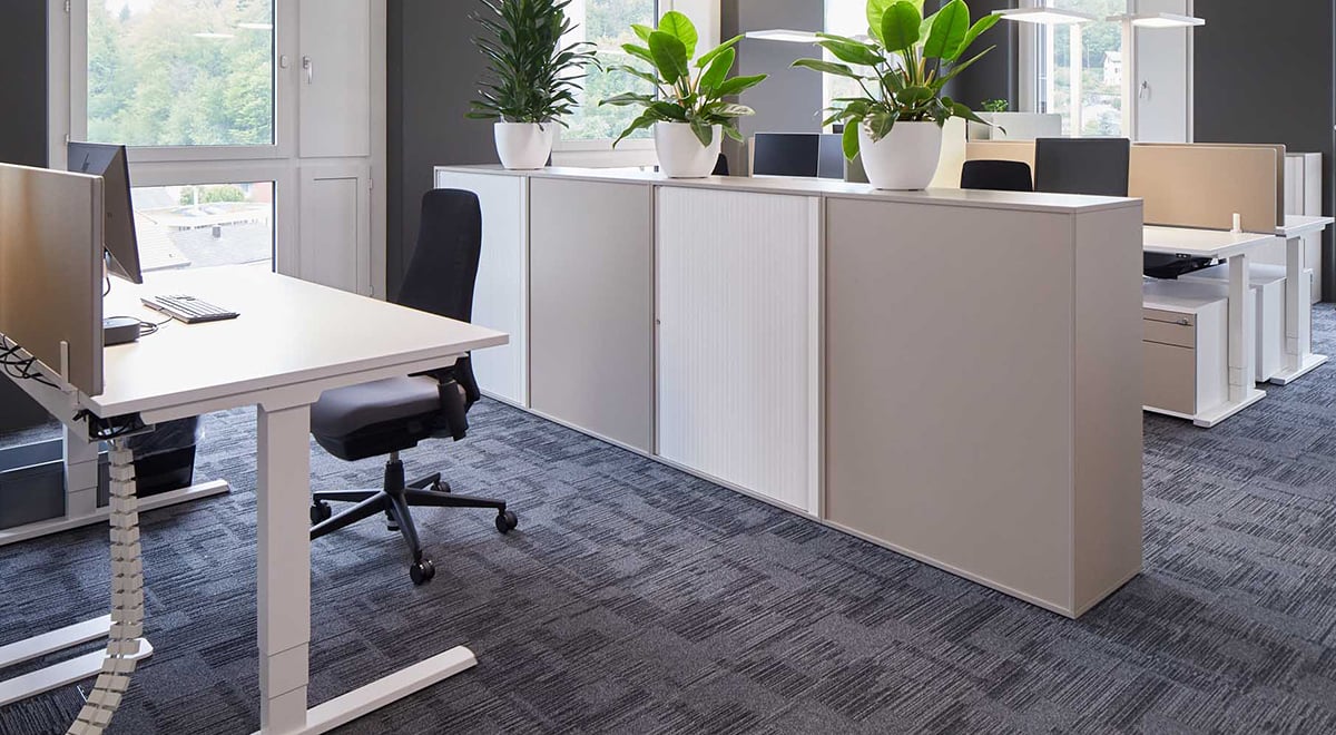 一到四层为KWC办公室，而最高的两层为住宅空间。海沃氏电动坐立两用办公桌为员工提供符合人体工程学的办公选择，而植物和饰面则为办公空间营造出舒缓的氛围。