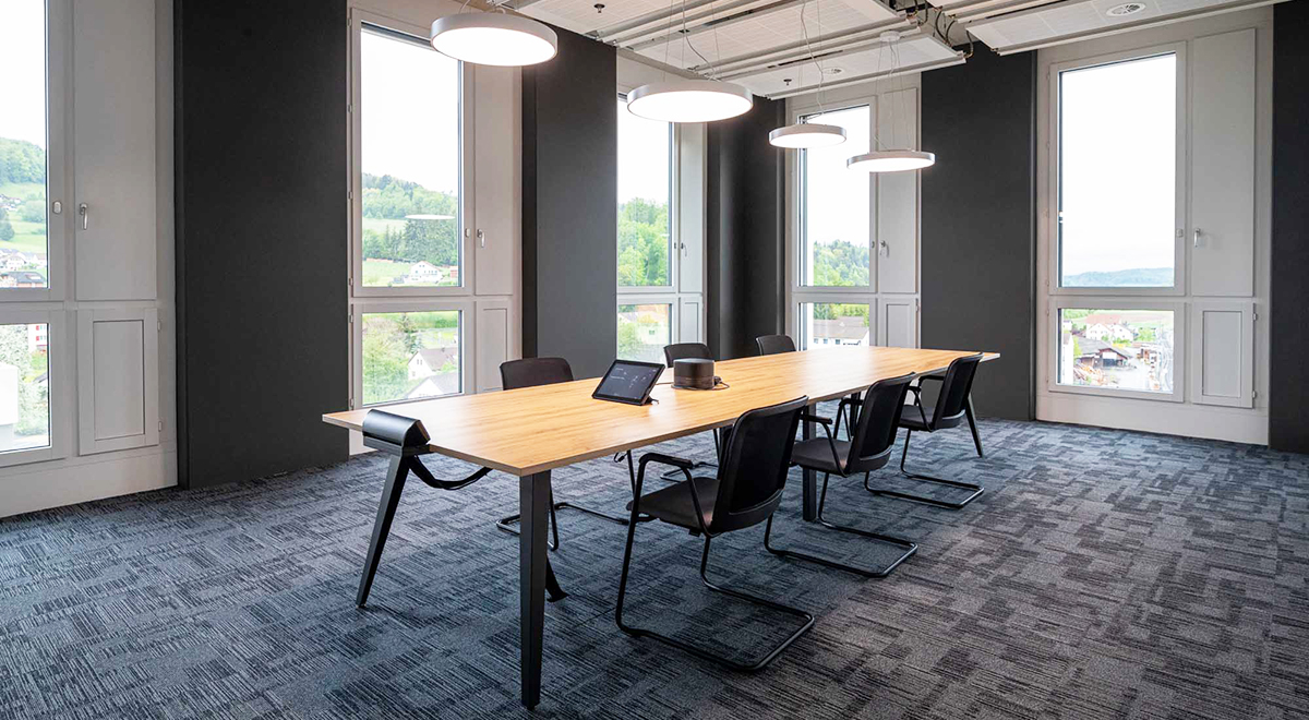 Dans les salles de réunion, les employés peuvent profiter d’un éclairage naturel et de vues panoramiques sur la vallée du Wynental. 