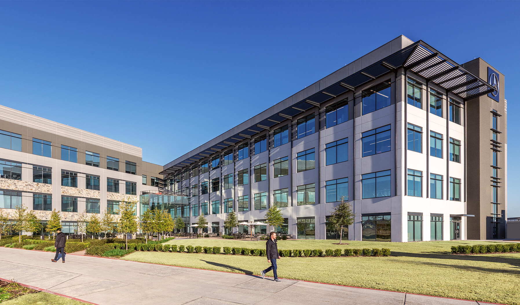 Located just outside of Fort Worth, Texas, Mercedes-Benz Financial Services applied a build-to-suit approach to create a state-of-the-art building. The three-story space is approximately 200,000 square-foot and provides the space needed to support over 1,000 employees. Three primary goals directed the project: cultivate corporate culture, inspire creativity, and improve productivity.