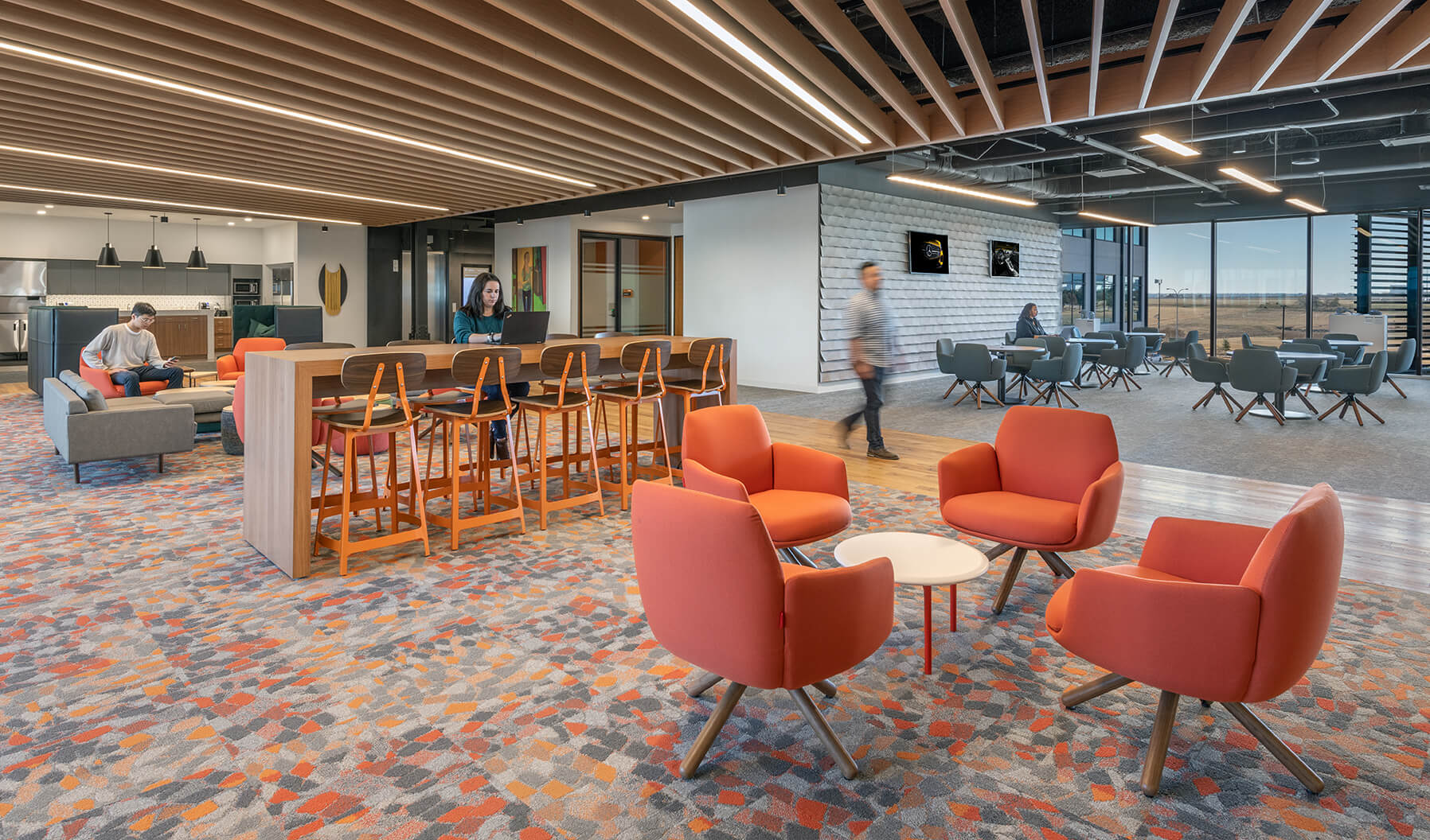 Social spaces were created to support the Mercedes-Benz Financial Services corporate culture. These zones were designed with accessible natural daylight and views of the outside landscape to enhance employee health and well-being. 
