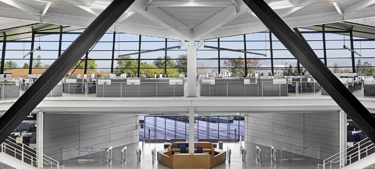 Endeavor a été conçu en collaboration avec Gensler. Il s'inspire des triangles, éléments fondamentaux de l'infographie.