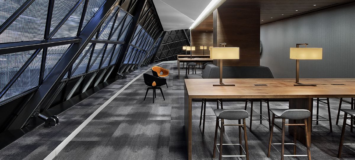 De tels lieux offrent un environnement propice aux réunions, mais peuvent tout aussi bien se transformer en espace de travail alternatif.