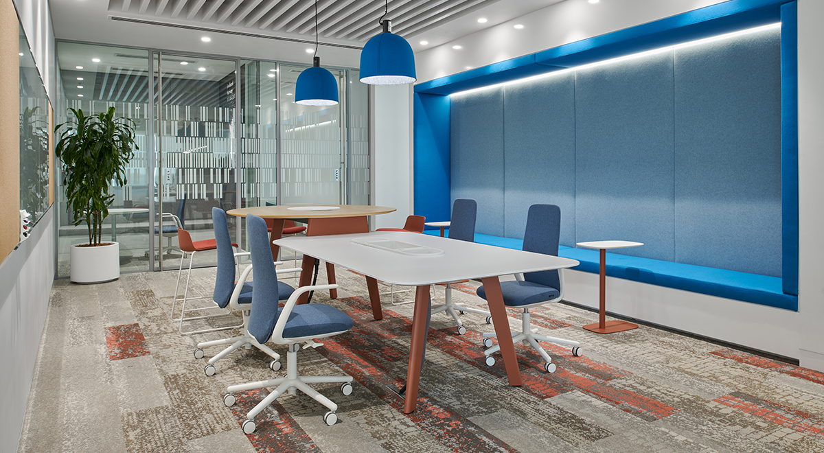 Shell has chosen Nia as the seating solution for most of its meeting rooms. The slim design of the chair fits into any setting, and its ergonomic moving backrest provides comfort, all without complicated adjustments. 