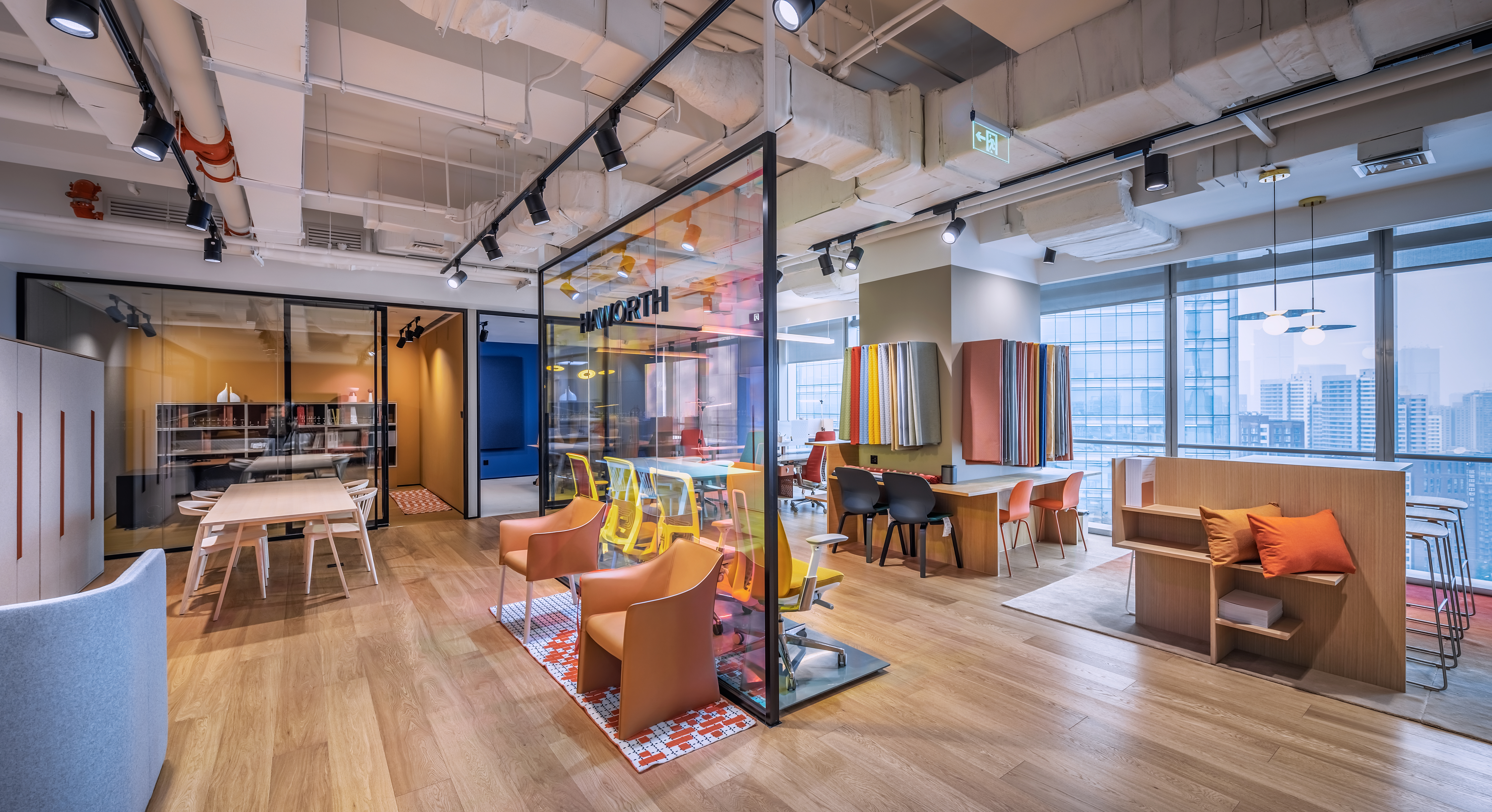 Situé dans le centre des affaires du district de Chao Yang, le showroom Haworth de Pékin est conçu selon notre approche Organic Workspace de manière à offrir à chaque utilisateur un espace de travail optimal. Sa palette de couleurs, conçue en collaboration avec Patricia Urquiola, crée différentes ambiances de travail adaptées à chaque tâche spécifique.

De l’attention que nous portons aux besoins des individus à notre compréhension des principaux enjeux économiques qui déterminent le design, notre message principal est de démontrer des concepts d’espaces de travail qui stimulent la créativité, nourrissent la culture et favorisent le bien-être. Nous avons mélangé les activités de back-office et les activités collaboratives en créant un espace de 5 mètres qui permet de passer rapidement de la concentration à la collaboration et à la détente. L’espace entier est très adaptable. Il permet d’accueillir des événements et de soutenir différents modes de travail.
