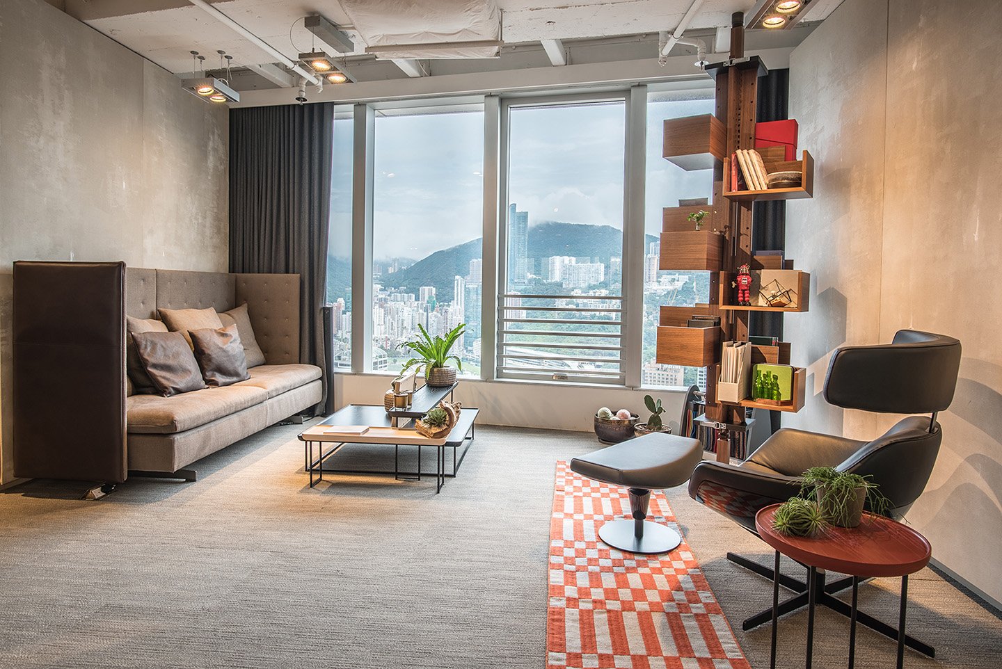 Estamos orgullosos y emocionados de anunciar que nuestro showroom de Haworth en Hong Kong, recién renovado, ya está listo para recibir visitas de nuevo. Este showroom se encuentra en el corazón de la Perla de Oriente —Wan Chai—, una zona que está profundamente inmersa en una ambiente cultural tanto occidental como oriental. 

El showroom de Haworth de Hong Kong se centra en las necesidades individuales y en él se exponen diseños de espacios de trabajo que ofrecen diversos entornos laborales que se adaptan fácilmente a las necesidades de todos los usuarios y, finalmente, nos conducen a las soluciones finales para crear espacios de trabajo orgánicos. No obstante, la flexibilidad del showroom permite a los usuarios cambiar rápidamente entre la concentración, la colaboración y la relajación.

El showroom de Haworth de Hong Kong, en el que se exponen los productos más recientes y destacadas de Haworth y sus socios por medio de distribuciones creativas y los intensos contrastes de color diseñados por nuestra diseñadora de primera categoría, Liz Teh, se ha renovado una vez más para brindar un espacio de trabajo orgánico innovador y de última tendencia. 