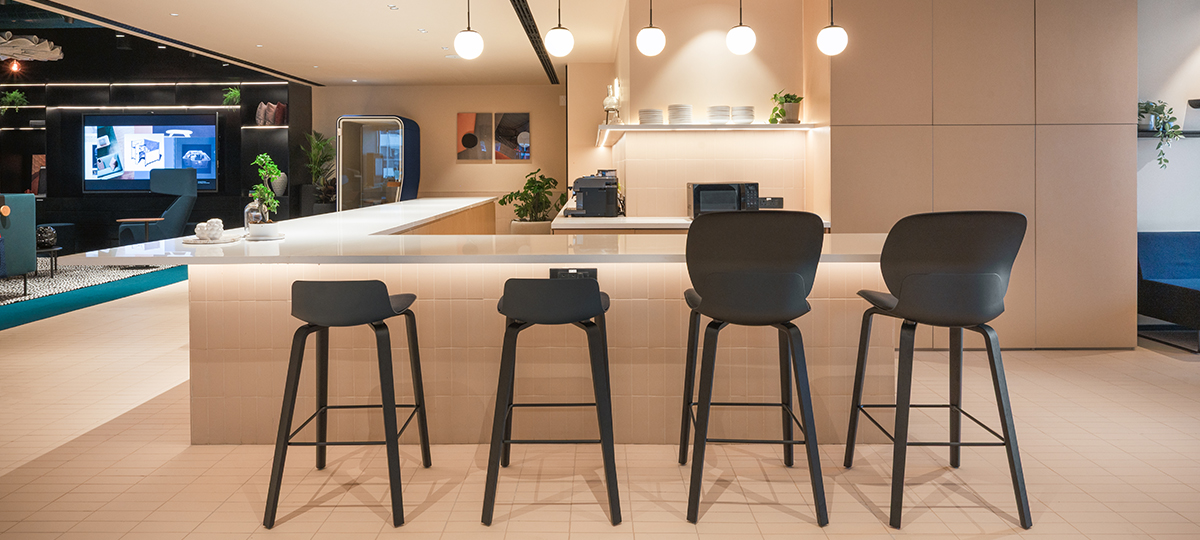 The Café is designed as a lively hub for coffee breaks, casual meals and spontaneous conversations; a perfect blend of relaxation and collaboration. The space features Maari wood leg chairs for a warm, natural touch, complemented by the Pip collaborative table that brings people together. An extended zone adds acoustic comfort and greenery with the BuzziPlanter, alongside the inviting flow of Riverbend seating. Together, these elements create a vibrant and comfortable setting for recharging, connecting, and sharing ideas.