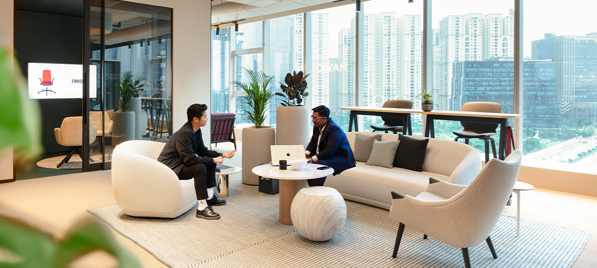The Workstation Lounge adds a softer, inviting touch to the workplace; ideal for reflection, informal chats, or creative brainstorming away from the desk. It shows how comfort and collaboration thrive in a workstation setting. Relaxed seating includes the Poppy chair, Mama Bear easy chair, and BoConcept Bolzano chairs and sofa, paired with PopUp oval, Pip, Santiago, and Cappellini Bong tables. Acoustic and visual balance comes from BuzziPlanters, BuzziTube baffles, BuzziProp LED lights, plus accents like BuzziTab Soft, BuzziPicNic, and the Furrow rug by BoConcept.
