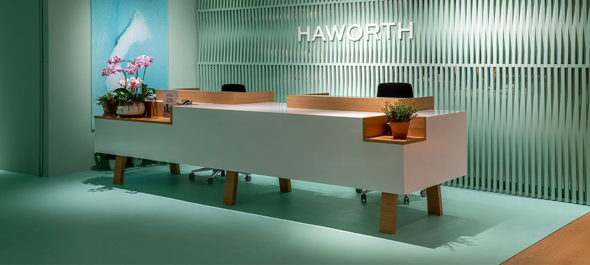 Empfangsbereich mit Haworth Logo. Die farbliche Gestaltung entspricht den aktuellen Trends der Branche.