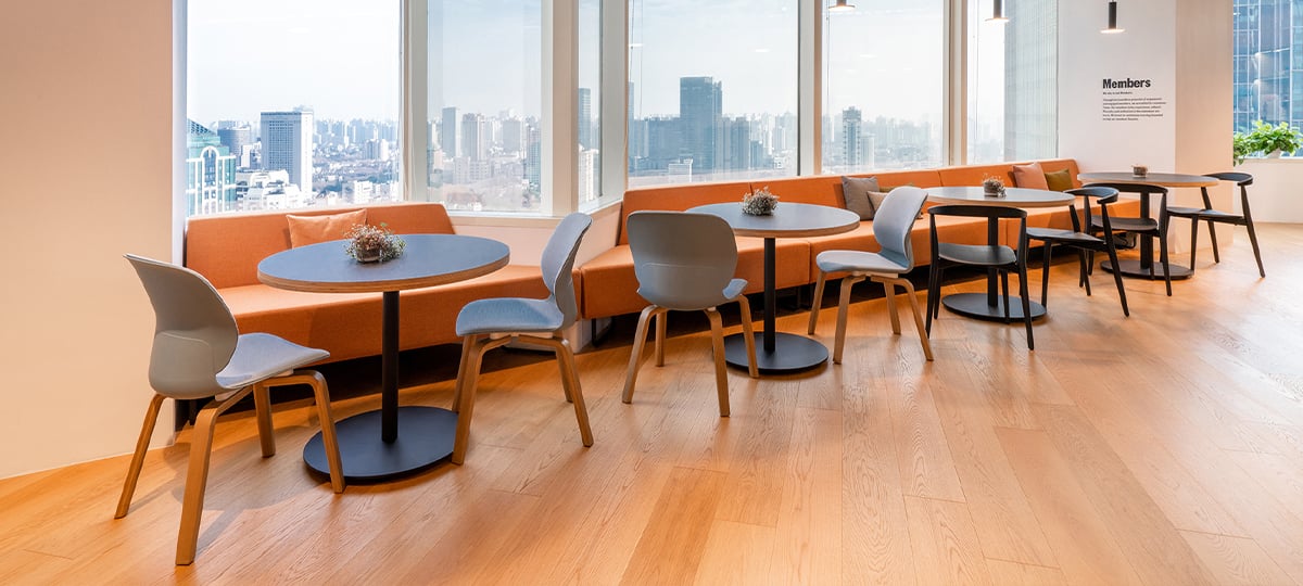 Maari Stühle mit Holzbeinen, Orbit Tische und Riverbend Sofas: Dieser Ort eignet sich, um eine Stärkung zu sich zu nehmen oder für Personen ohne festen Arbeitsplatz.