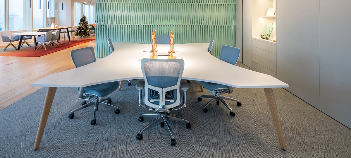 Epure Tisch mit mehreren Arbeitsplätzen. Individuell anpassbares und sehr flexibles Design.