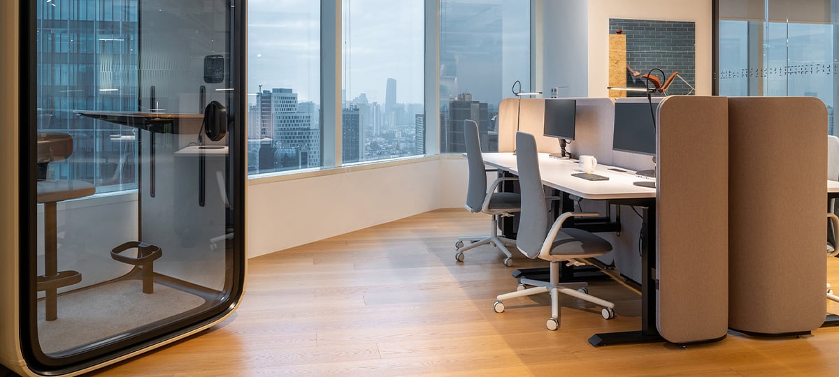 四人位办公区域拥有靠窗的良好景观和采光，Framery电话亭便于员工进行私人电话或个人会议。