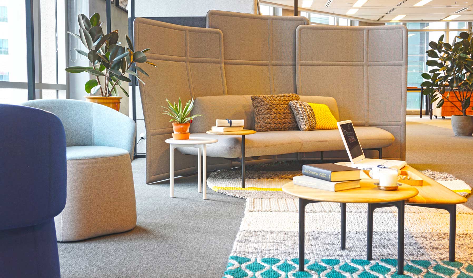El showroom de Singapur, dada su ubicación estratégica, es sede de algunas de las firmas y multinacionales de arte y diseño regionales e internacionales de mayor prestigio, lo que coloca a esta exposición a la cabeza de los nuevos avances y metodologías de trabajo. Desde nuestra fundación en 1996, hemos sido testigos tanto del crecimiento económico como de la profundización en los conocimientos sobre el espacio de trabajo, de modo que hemos avanzado con ellos.
La delegación de Haworth de Singapur, asociada con numerosas empresas destacadas de la región, apoya activamente el compromiso global de la empresa de promover la sostenibilidad y compartir sus conocimientos sobre el entorno de trabajo. Con una gama de productos que cumple los requisitos más exigentes al tiempo que anticipa las necesidades cambiantes de nuestros clientes, la oficina de Haworth de Singapur se encuentra al frente de la innovación en espacios de trabajo.
