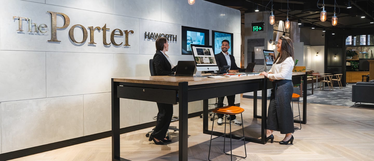 The Porter, una colaboración entre Haworth, Gensler y Lend Lease que abrió sus puertas en 2014, surgió a partir de una investigación global en la que se destacaba la necesidad de ofrecer al nuevo trabajador móvil un destino estimulante fuera de los espacios de oficina tradicionales. The Porter es un espacio empresarial colaborativo de primera calidad conciencidamente diseñado que devuelve el edificio a la vida al crear un espacio activo en la zona del vestíbulo, anteriormente inutilizada.  

The Porter incorpora ahora una mezcla de entornos de trabajo que permiten la amplia diversidad de actividades cotidianas que se llevan a cabo, entre los que se incluyen áreas abiertas y de alta concentración tanto para trabajo colaborativo como individual, lugares de reunión tanto informales como formales, y un espacio flexible para celebrar eventos. El ambiente se ha realzado mediante colores y texturas que evocan una atmósfera residencial de lujo, de modo que se crea un entorno más cálido y acogedor. Esta sensación hogareña determina la cultura corporativa del espacio y refleja el carácter de los inquilinos del número 1 de O’Connell St. 