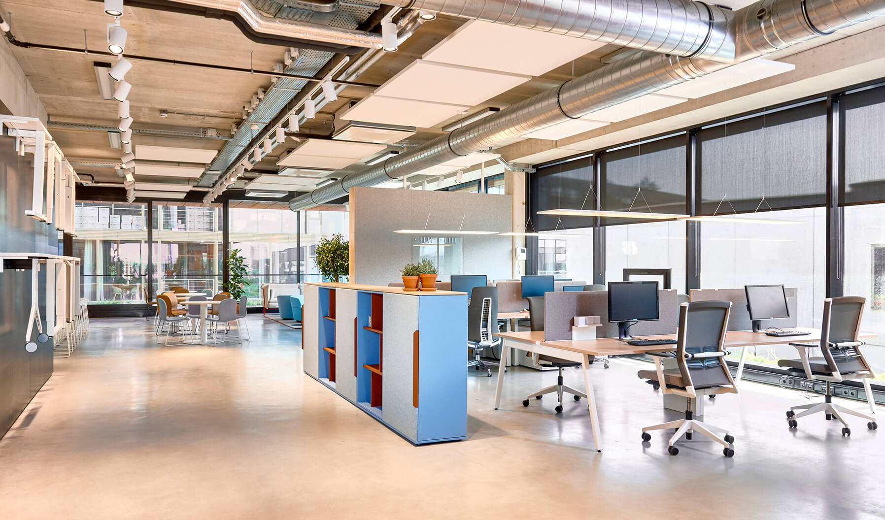 Service teams have dedicated workstations which are independently adjustable. The second bench offers an touchdown collaborative space for spontaneous discussions.
