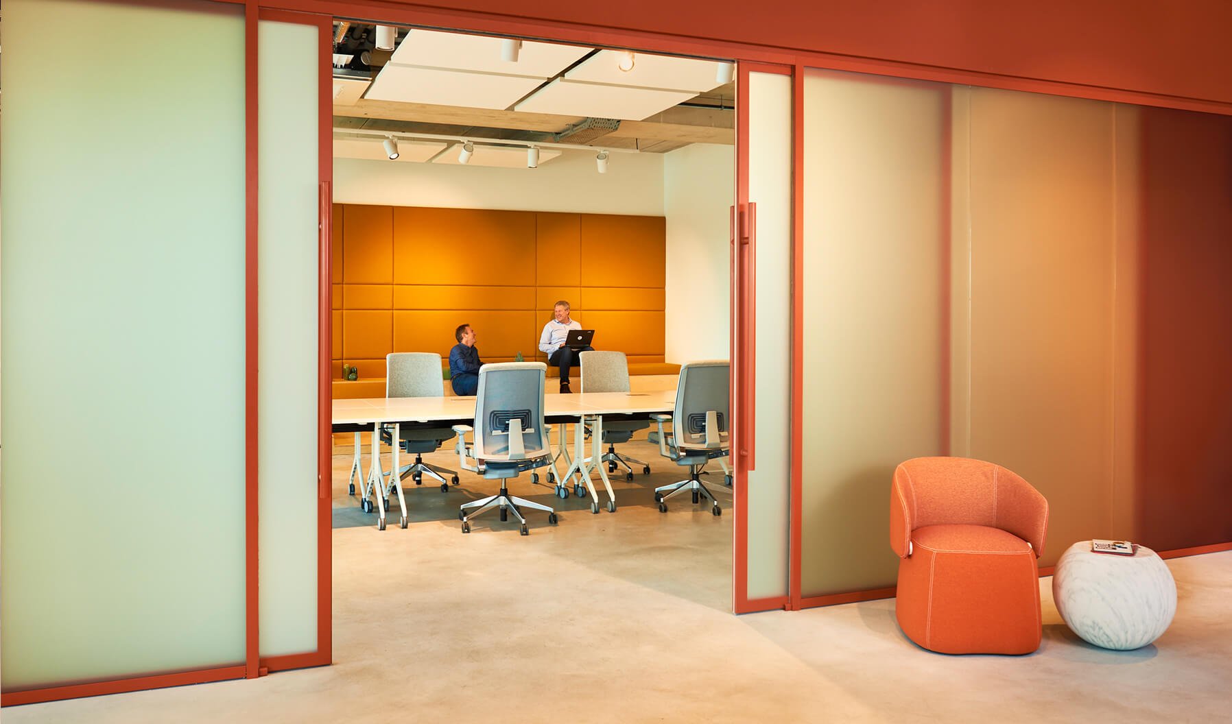 The multifunctional zone aims to facilitate communication, learning and presentations. It is furnished with Planes for easy reconfiguration. The zone can be isolated from the rest of the showroom using Nordwall walls and a sliding door.