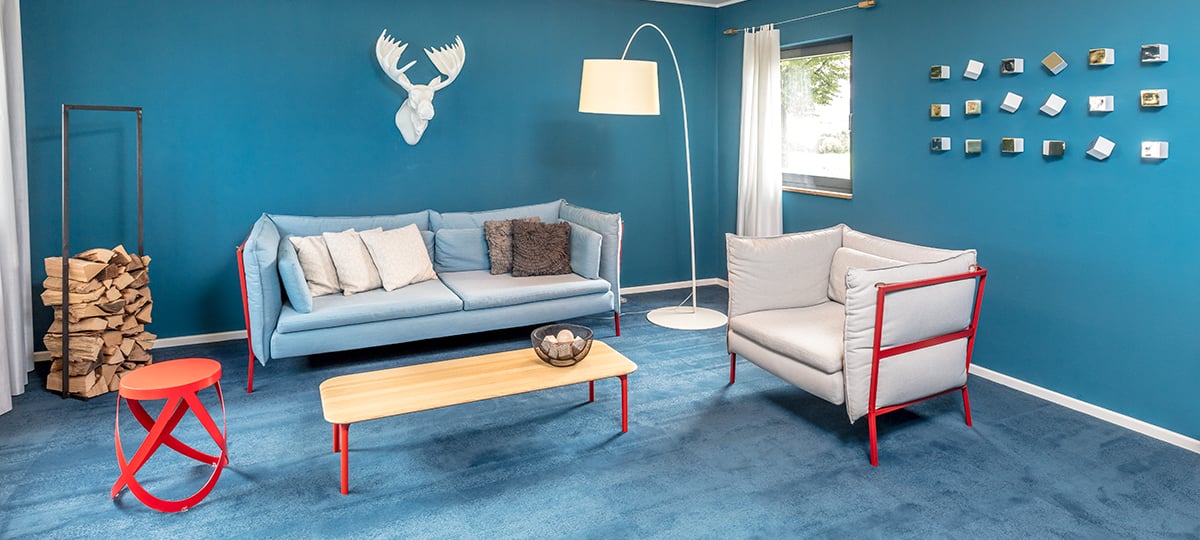 Dieser komfortable und moderne Lounge-Bereich im Bad Münder Showroom von Haworth bietet die perfekte Umgebung für jede Art von Zusammenkunft.