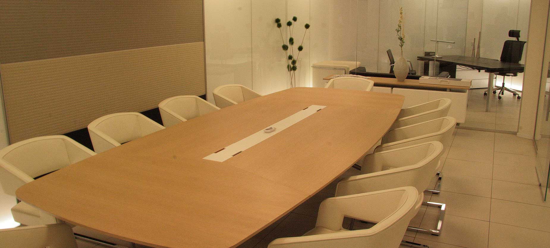 This conference room outfitted with the Audience table and b_sit seating create a high-end feel and still leave the space completely functional.