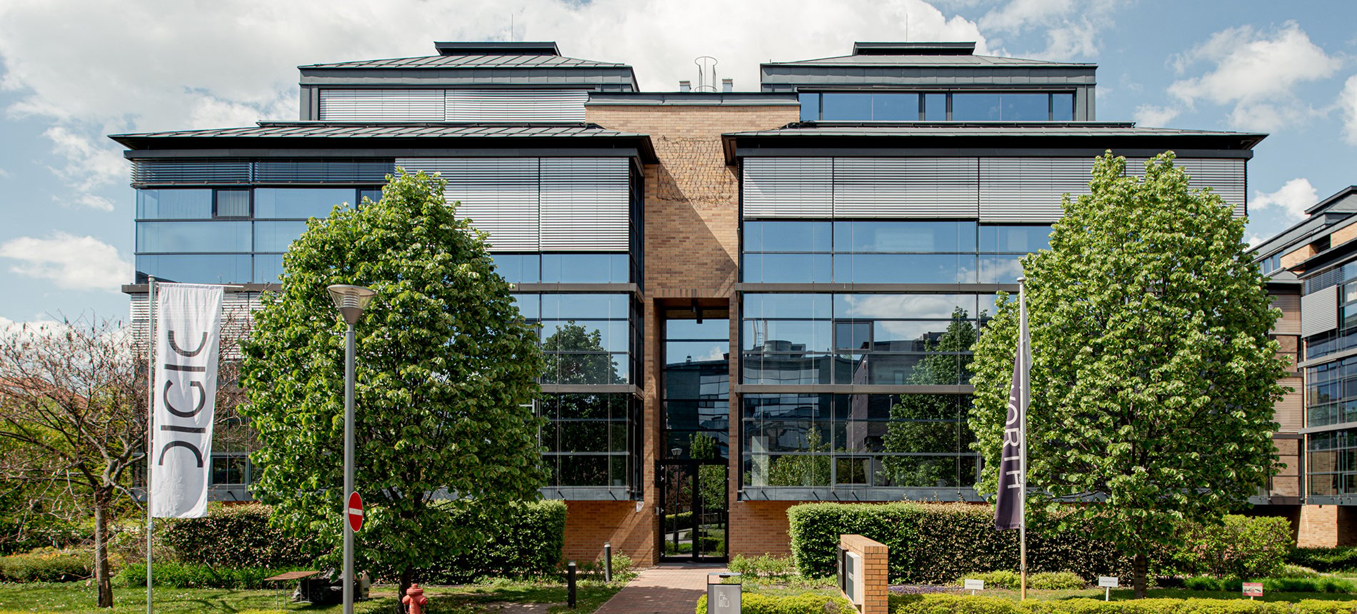 La remodelación del showrom de Haworth en Budapest, ubicado en un parque empresarial verde de la zona suburbana, supone un cambio transformador hacia un espacio de trabajo moderno y adaptable. Esencial para acomodar a una plantilla en crecimiento, el rediseño refleja el compromiso de Haworth con las tendencias actuales y abraza la naturaleza cambiante del trabajo. El renovado showroom de 660 m2 sirve como escaparate visionario de la oficina contemporánea, integrando a la perfección una estética de diseño que refleja los últimos cambios en el espacio de trabajo. Este entorno dinámico fomenta el trabajo híbrido, permitiendo que la innovación prospere a medida que los empleados navegan sin esfuerzo entre entornos de trabajo colaborativos e independientes.