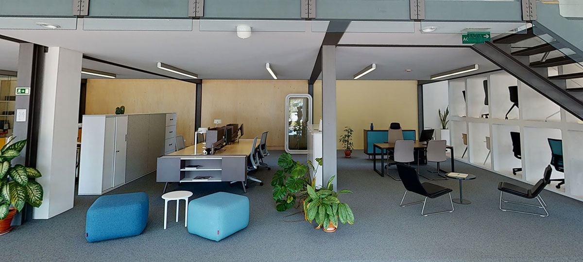 The showroom in Queluz demonstrates a variety of uses for our office furniture. Low lounge chairs at a coffee table, an executive desk setup with guest chairs, storage utilised as space delineation, and the more common workstation configuration with ergonomic task seating.