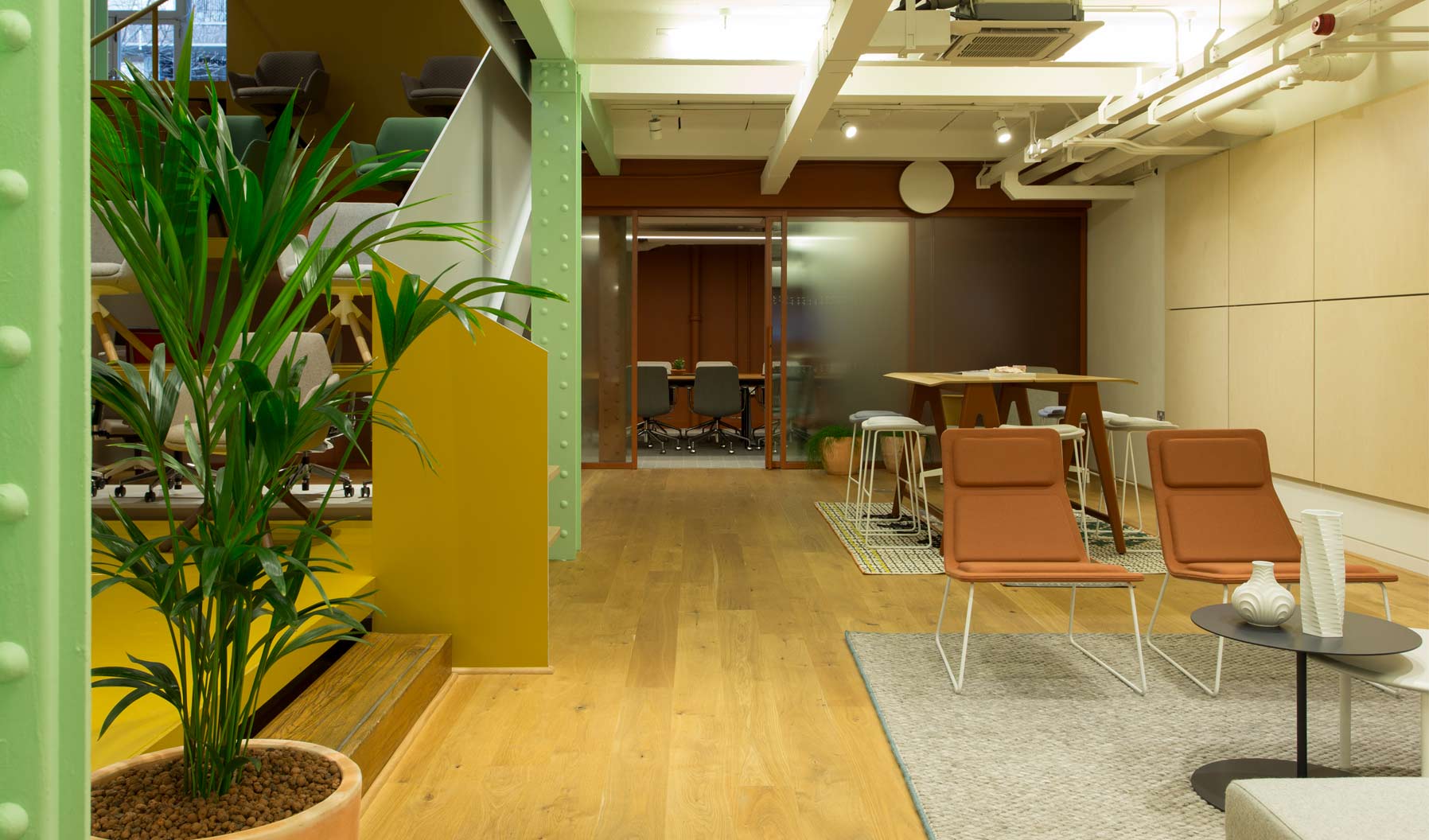 Im Untergeschoss des Londoner Showrooms finden sich Beispiele für Lounges, Team-Räume und Konferenzzimmer.