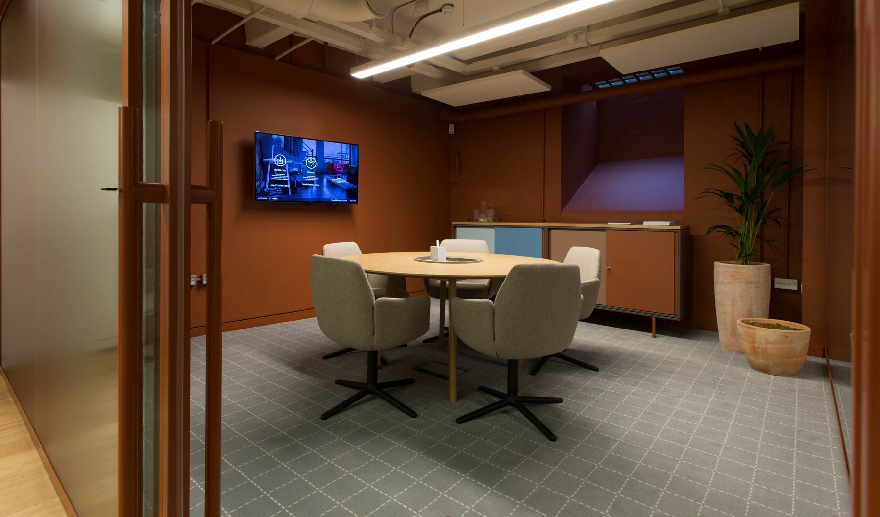 Poppy Stühle und Workware-Technologie verbinden Komfort und Informationsaustausch, um den idealen Besprechungsraum zu schaffen.
