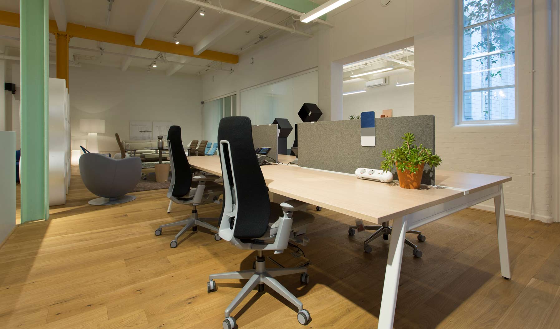 En el showroom de Londres, los puestos de trabajo Intuity se han equipado con sillas Fern.