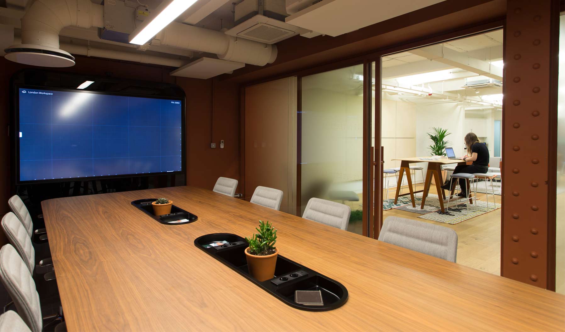 En el showroom de Londres se exhibe una mesa de reuniones Immerse con tecnología colaborativa Bluescape.