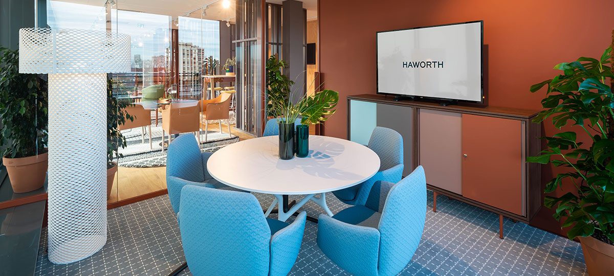 Today, designing places for concentrated work requires a model that promotes individual concentration and equally supports collaboration.This small meeting room features comfortable Poppy chairs with Big Arrow (Patricia Urquiola) fabric, whose flexible backrest preserves your back. While the Branch table (Jakob Wagner for Cappellini), plays on simplicity with its white lacquer, the Be_hold cupboard has vintage accents that warm up the atmosphere with multicoloured panels.