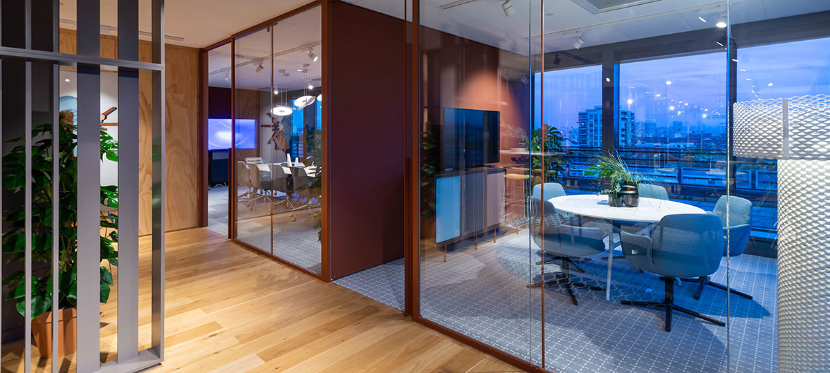 Lighting is often taken into account late in the design process. But it is a key element in any environment. Associating natural and artificial light is essential for well-being at work. Indeed, a good lighting strategy has a positive impact on people's needs, whether physical, cognitive or emotional.