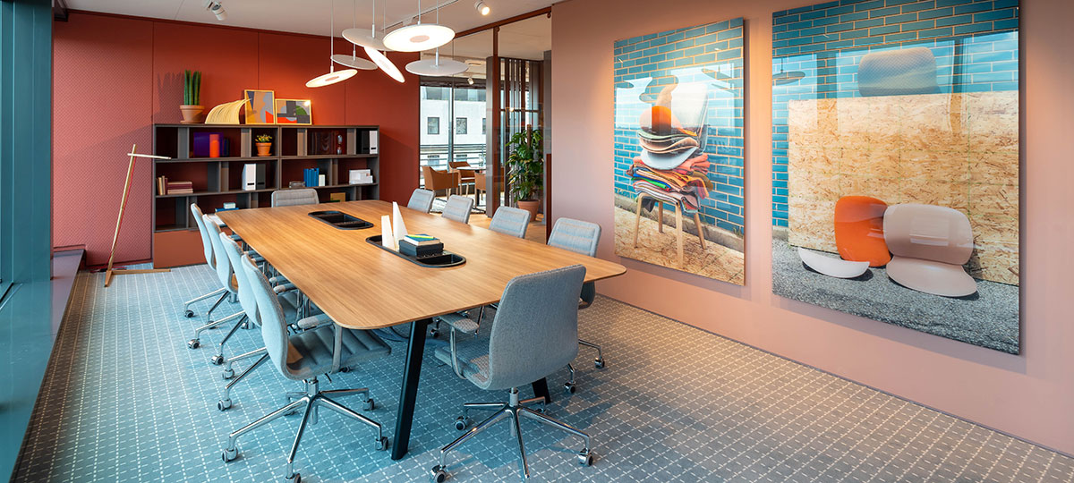 Equipped with Bluescape - a collaborative visually-based technology which works like a giant tablet - the conference room has shifted from a simple closed and static room to a more dynamic one that encourages people to get up, move and interact with the environment. The elegant Immerse table is surrounded by Lotus chairs. Be_Hold design storage units allow people to organize in a way that does not sacrifice the aesthetics. Pablo Designs' Circa pendants bring a poetic touch.