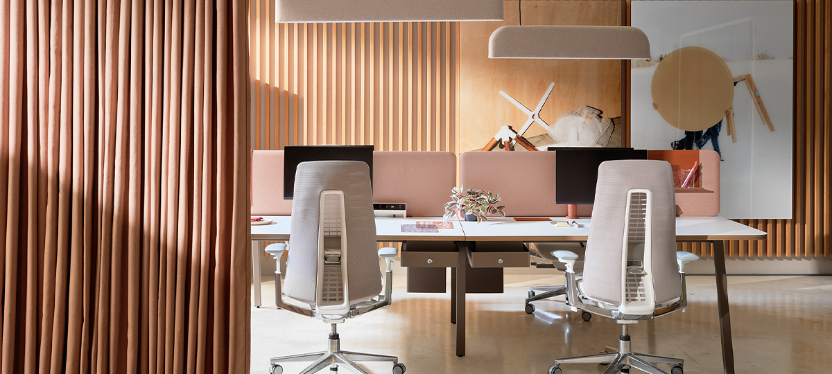 Entdecken Sie durchdacht gestaltete Räume, in denen individuelle Sitzlösungen Stil und Komfort nahtlos miteinander verbinden. Der Arbeitsbereich verfügt über ergonomische Stühle, verstellbare Schreibtische und Sitzgelegenheiten für die Zusammenarbeit, die alle darauf ausgelegt sind, eine produktive und komfortable Umgebung zu schaffen. Dekorative Elemente wie Pflanzen und Kunstwerke tragen zur Ästhetik bei und machen den Raum sowohl professionell als auch einladend.