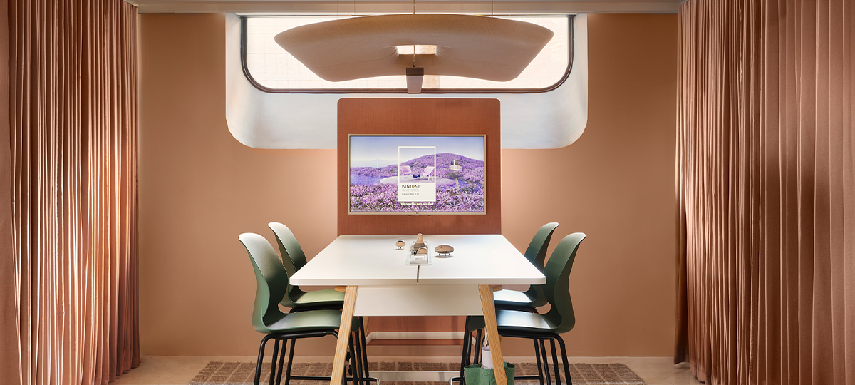 Der Raum umfasst mehrere Anwendungen, die verschiedene Formen der Teamarbeit unterstützen, von formellen Besprechungen bis hin zu Bereichen, die die Zusammenarbeit auf entspannte Weise fördern, ohne dabei jemals die Konnektivität und die akustische Gestaltung zu vernachlässigen. So entstehen kollaborative Umgebungen, in denen Teams Seite an Seite arbeiten, Ideen entwickeln und Kontakte knüpfen können.