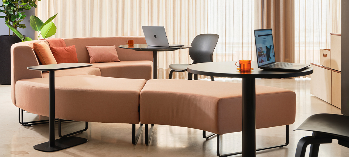 Der Bereich neben dem Innenhof bietet eine Umgebung, die soziale Interaktion und informelle Treffen fördert. Eine Pause, um sich mit Kollegen in bequemen Möbeln zu unterhalten, steigert das Glücksempfinden der Menschen. Von der Beleuchtung bis hin zu den Accessoires bieten gemeinschaftliche Sozialräume ein besseres Erlebnis für alle, mit einer dezenten und anregenden Ästhetik, die das Wohlbefinden fördert und die Teamdynamik belebt, während sie gleichzeitig eine ideale Umgebung für einen Kaffee mit Besuchern bieten.