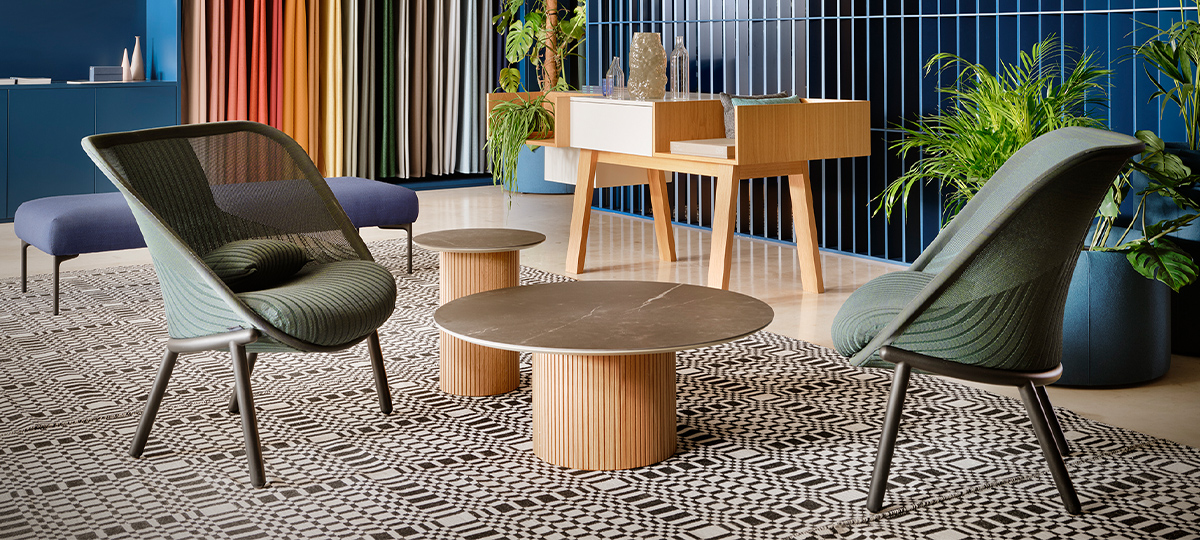 Der erste Eindruck zählt und bleibt uns im Gedächtnis. Der Haupteingangsbereich gibt den Ton für die Marke und die Unternehmenskultur an und bietet gleichzeitig einen Ort, an dem sich Menschen treffen oder warten können. Der Empfangs- und Begrüßungsbereich des Showrooms ist ein informeller, komfortabler und einladender Ort, an dem Menschen warten, sich treffen oder einen Snack zu sich nehmen können. Daneben bietet der Musterbereich Kunden, Architekten und Designern die richtige Unterstützung, um sich von der großen Auswahl an Farben im Portfolio von Haworth an Oberflächen und Materialien inspirieren zu lassen.